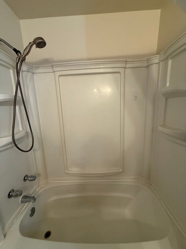 Building Photo - Spacious 2 bed 1 bath available now!