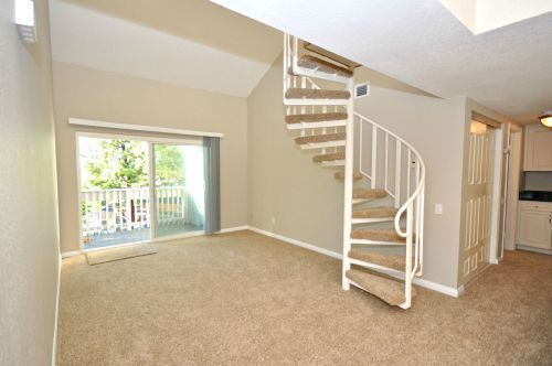 Building Photo - Gorgeous 2 Bedroom/2 Bathroom Condo with L...