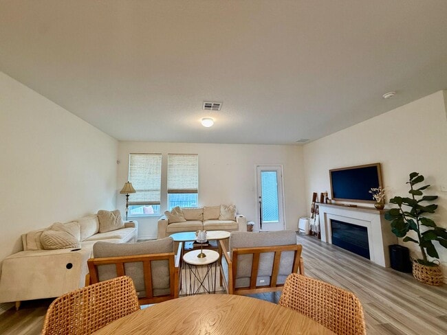Building Photo - Exceptional 4BR, 3BA Home in Desirable Knox Ridge