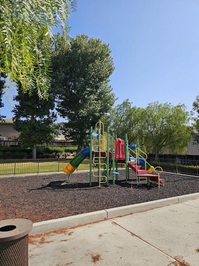 Building Photo - 1050 Harbor Heights Dr