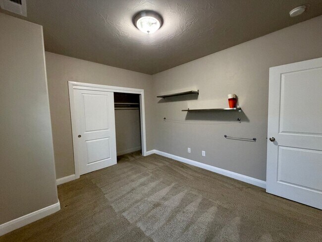 Building Photo - 469 E Barcelona Dr