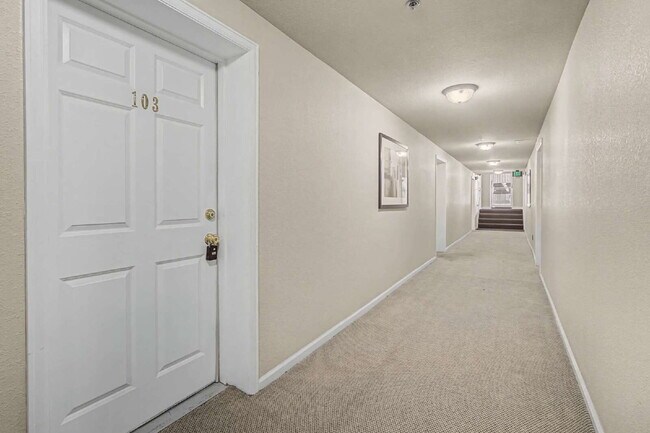 Building Photo - Adorable Studio in 1909 Building! Heart of Capitol Hill