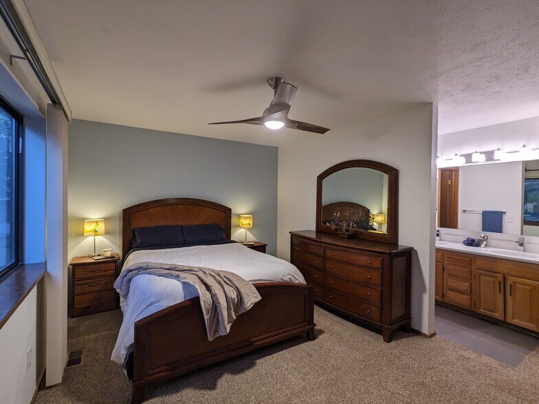 Primary Bedroom - 525 Manhattan Dr