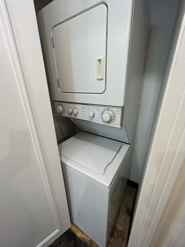 Building Photo - Nice One Bed + One Bath in Luxury Secure Doorman Bldg