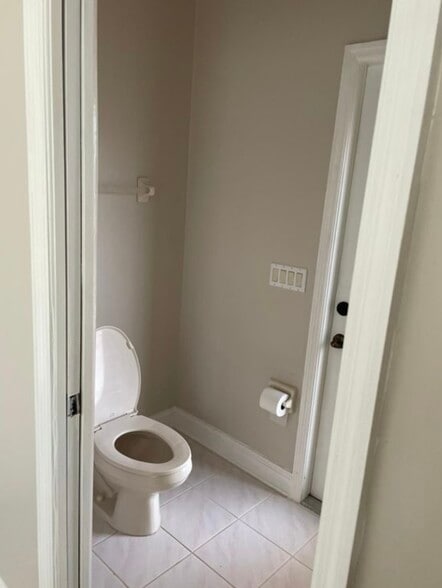 Building Photo - 895 SW Lake Charles Cir