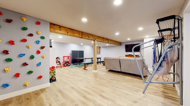 Building Photo - Stunning 4-Bedroom, 3.5-Bath Home with Over 3,800 Sq. Ft. of Ideal Living Space in East Bloomington