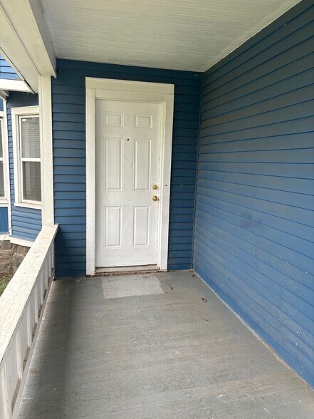 Building Photo - 633 W North St