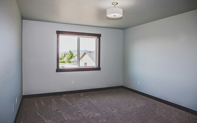 Building Photo - 4 Bedroom with Shop and View of the Mounta...