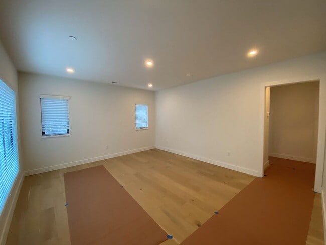 Building Photo - Cute, central, fully remodeled 2 bedroom home
