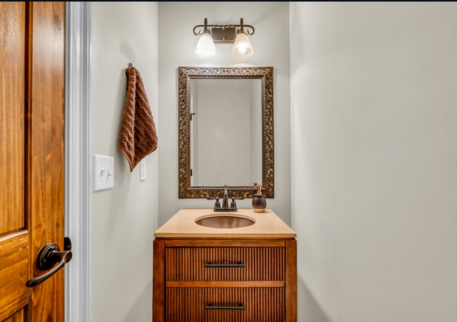 Building Photo - Beautiful 4-bedroom, 2.5-bath riverfront home