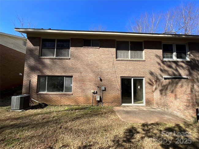 Building Photo - 4903 Highlake Dr