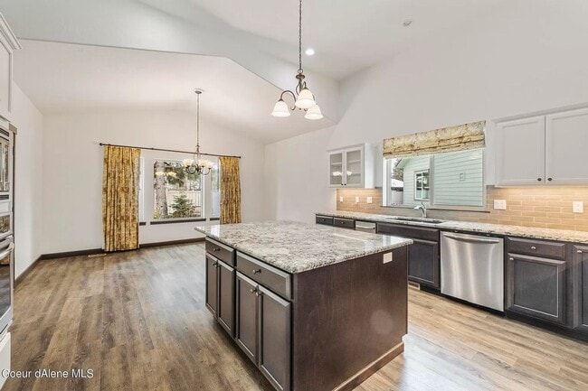 Building Photo - Luxurious Single-Level Rancher in Post Falls