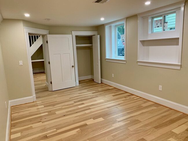 Large lower level main bedroom - 16 Appleton Place