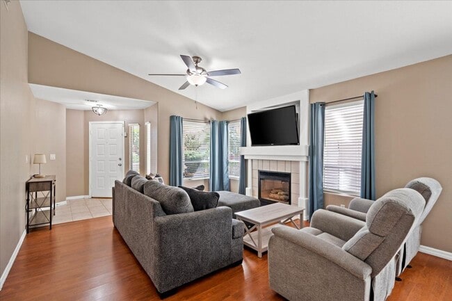 Building Photo - Beautiful Bright 3 Bedroom Single Story Home with Expansive Kitchen and Gorgeous Backyard