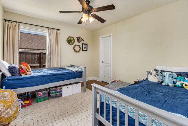 Building Photo - 5 Bed House convenient to Navarre and Hurl...