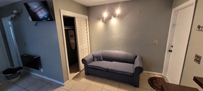 Building Photo - 129 SE 2nd Terrace