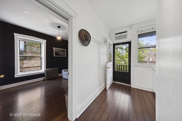 Building Photo - 556 W Roscoe St