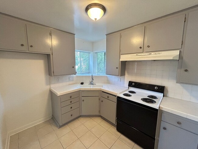 Building Photo - Adorable 2 Bed 1 Bath Duplex Unit in Orange Near Old Towne Orange