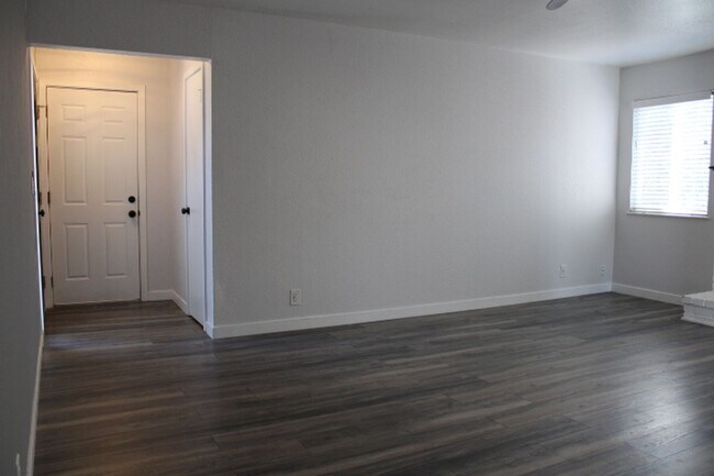 Building Photo - 130 Aster Ct