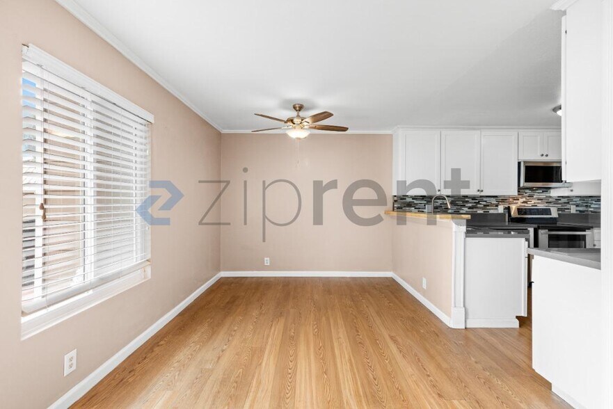 Building Photo - Unit Row 3