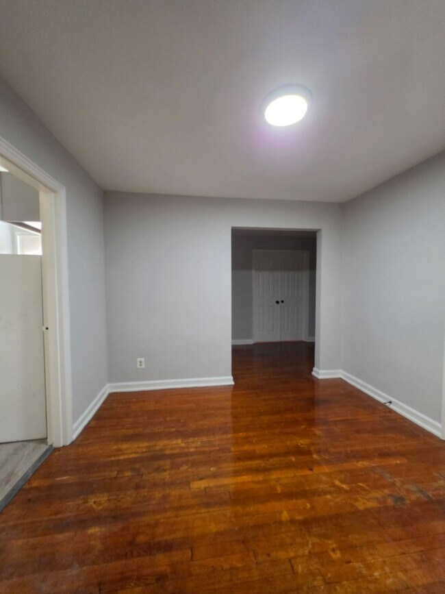 Interior Photo - 636 NEWTON PL NW