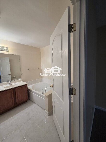 Building Photo - 470 Summit Tree Ct