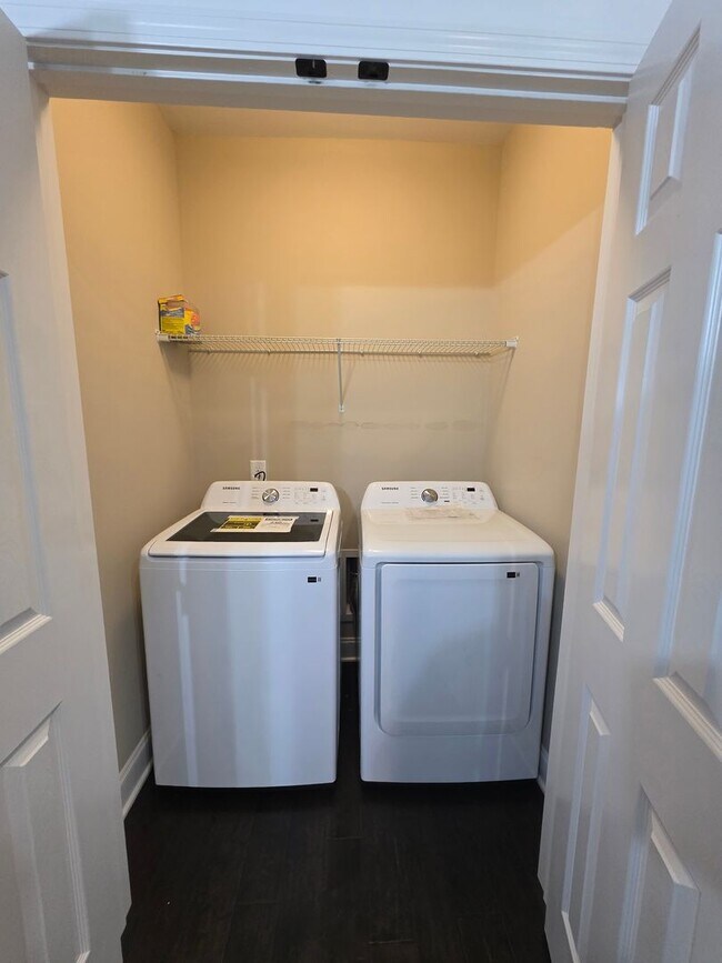 Building Photo - Hendersonville one level villa community amenities included