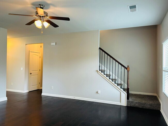 Building Photo - Beautiful 4 bedroom, 2.5 bathroom home In ...