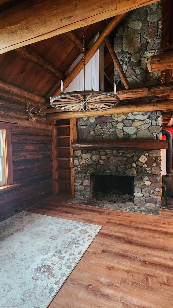 Building Photo - Beautiful Log Cabin in Condon