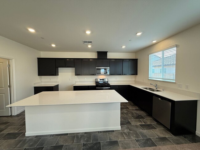 Building Photo - Brand NEW single story home in Hughson!