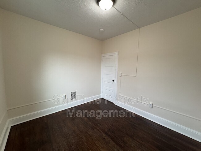Building Photo - 836 W Washington St