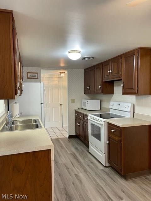 Building Photo - 6960 Carriage Hill Dr