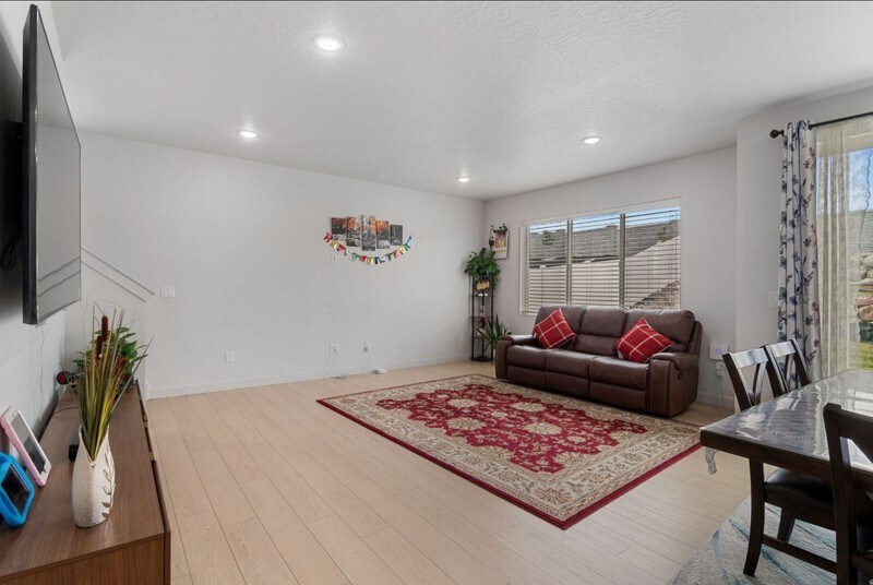 Building Photo - 2613 N Snowberry Dr