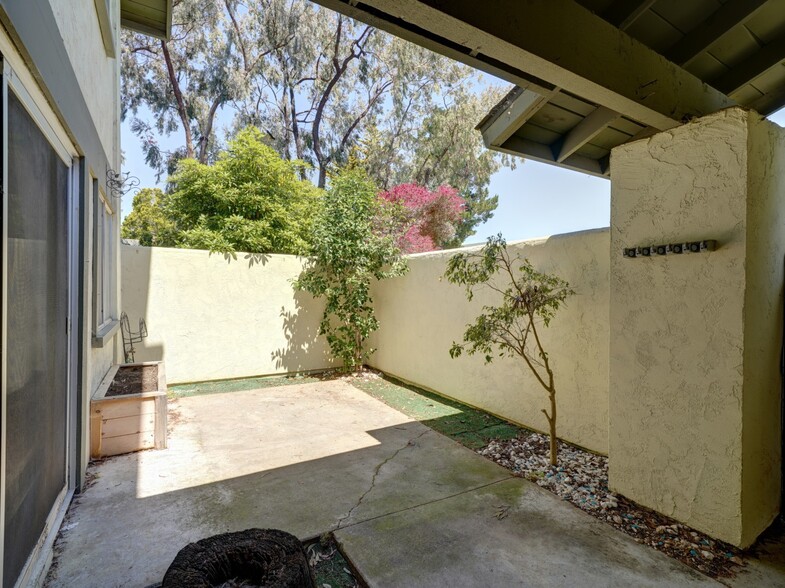 Building Photo - 1750 Prefumo Canyon Rd