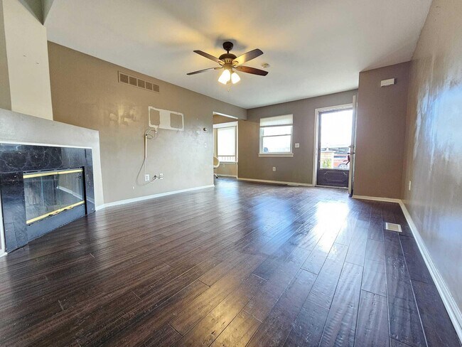 Building Photo - 2011 Vine Way Dr