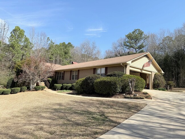 Building Photo - Four Bedroom Oconee Beauty