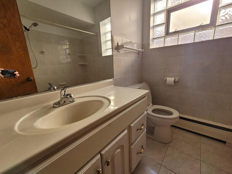 bath - 7226 W Belden Ave