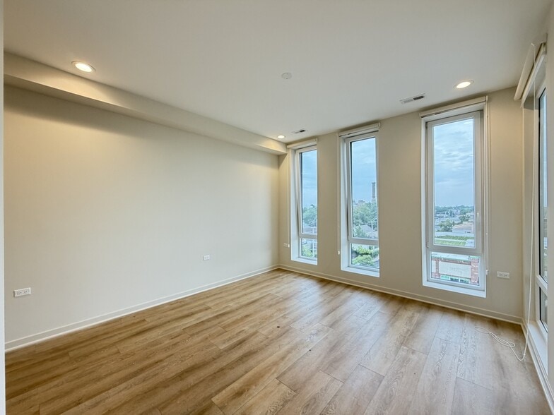 Building Photo - 3207 N Narragansett Ave