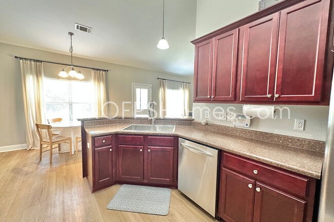 Building Photo - South Crestview 3/2 Available 8/1