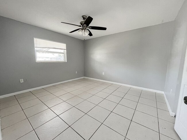 Building Photo - 2/1 Duplex COMING SOON!