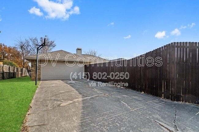 Building Photo - 1614 N Valley Pkwy