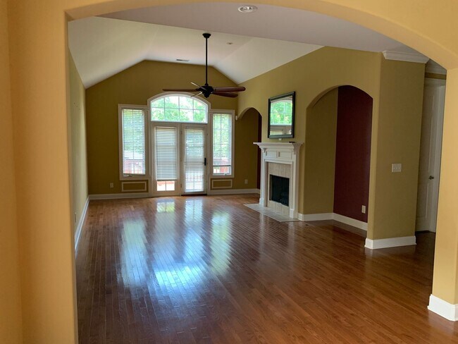 Building Photo - 136 Nickolas Cir