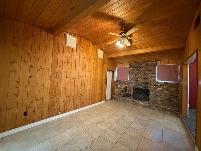 Building Photo - 3 Bedroom 2 Bathroom House on Corner Lot with 2 Car Garage Locate din Irwin Estates