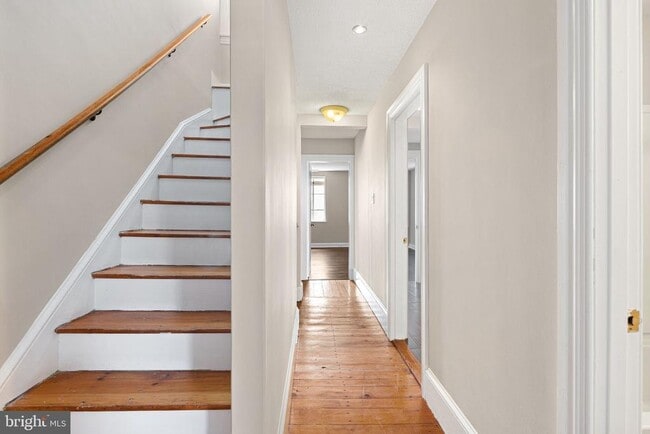 Building Photo - 161 Hermitage St
