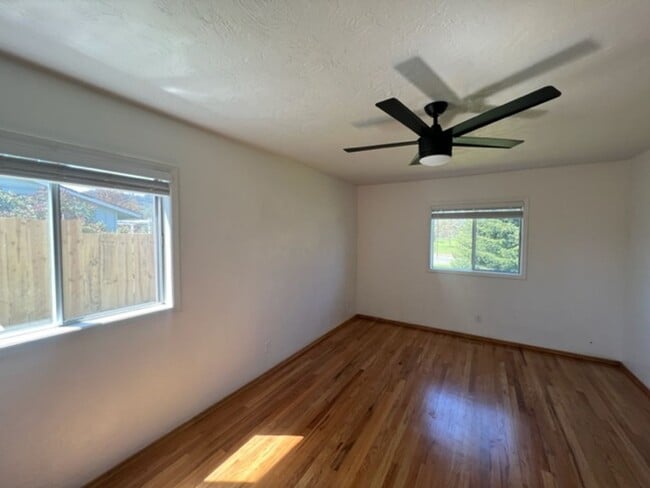 Building Photo - DESIREABLE RANCH STYLE HOME