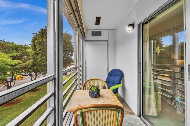 Building Photo - 576 Fanshaw N