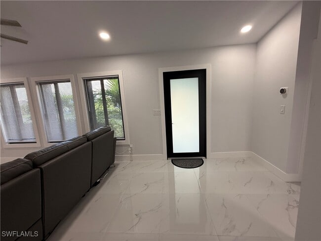Building Photo - 1020 SW 11th Ct