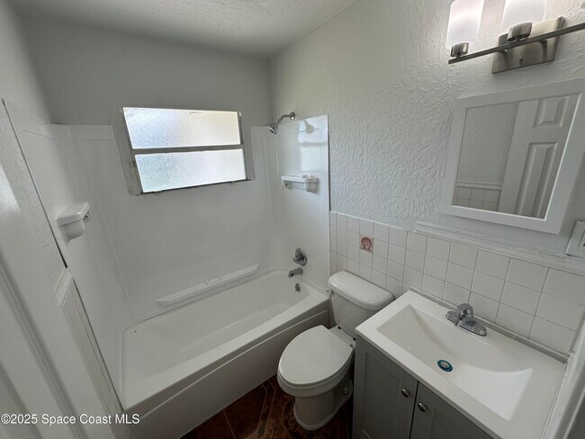 Building Photo - 2033 Robinhood Dr