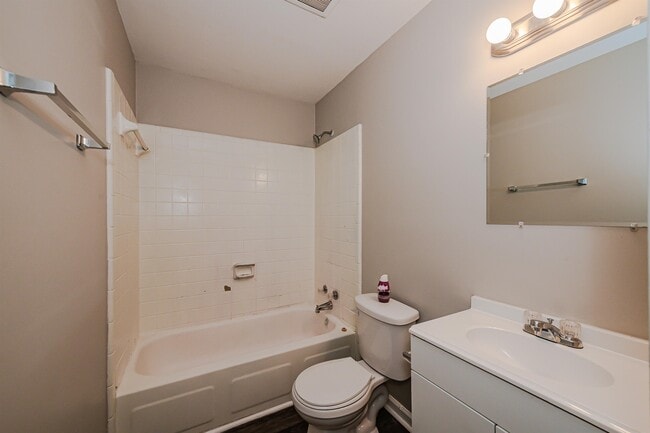 Building Photo - 735 Edgegreen Dr