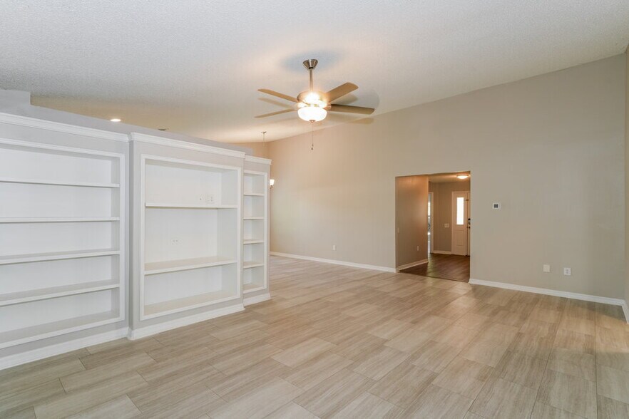 Building Photo - 26808 Haverhill Dr